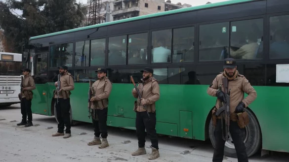 Berichten zufolge haben die letzten kurdischen K&auml;mpfer Aleppo in Bussen verlassen. - &copy; Omar Albam/AP/dpa