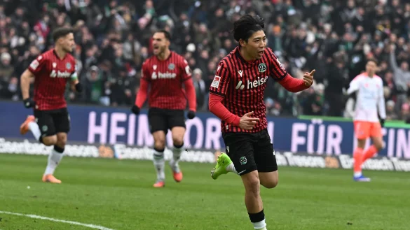 Brachte Hannover 96 fr&uuml;h in F&uuml;hrung: Daisuke Yokota (vorne). - &copy; Swen Pf&ouml;rtner/dpa