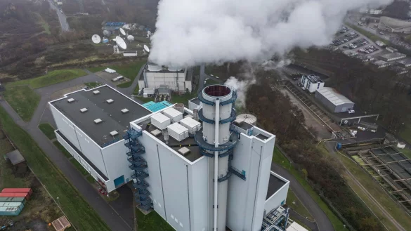 Dampf steigt aus der K&uuml;hlung eines Gaskraftwerkes in H&uuml;rth. (Archivbild) - &copy; Oliver Berg/dpa