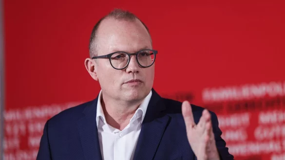 Der designierte Spitzenkandidat der NRW-SPD f&uuml;r die Landtagswahl 2027 strebt einen tiefgreifenden Umbau des Schulsystems an. - &copy; Oliver Berg/dpa