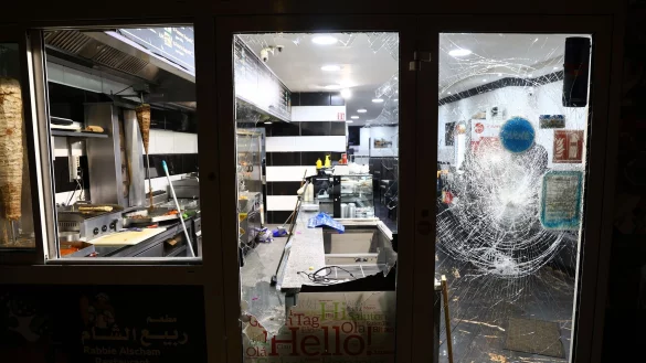 Bei einer pro-kurdischen Demo in Dortmund haben Demonstranten einen Imbiss attackiert. - &copy; Alex Talash/dpa