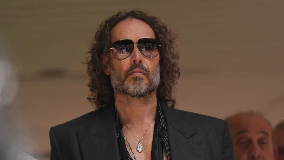 Russell Brand muss trotz der schweren Vorw&uuml;rfe wegen mutma&szlig;lich sexueller &Uuml;bergriffe nicht in Untersuchungshaft. (Archivfoto) - &copy; Yui Mok/PA Wire/dpa