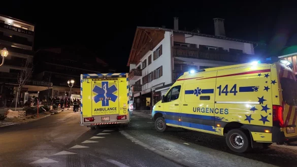 Viele Verletzte wurden in der Silvesternacht in Crans-Montana mit Rettungswagen in Kliniken gebracht. - &copy; Kantonspolizei Wallis/dpa