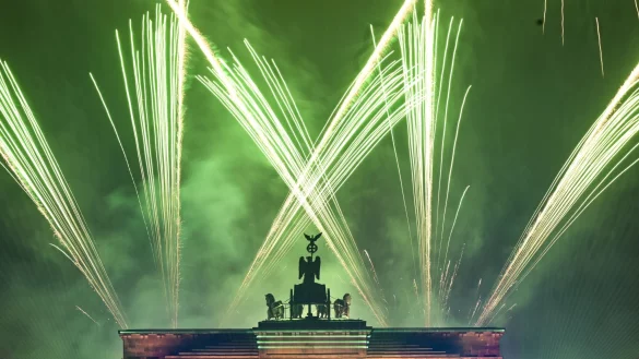 In Berlin feierten Tausende in das neue Jahr hinein. - &copy; Britta Pedersen/dpa