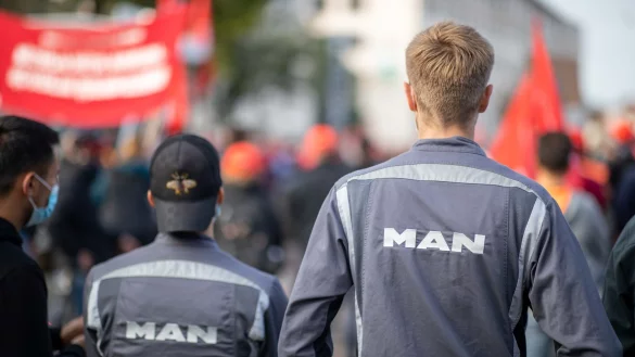 Beim Bus- und Lastwagenhersteller MAN gibt es eine Einigung zum geplanten Stellenabbau. - &copy; Daniel Karmann/dpa