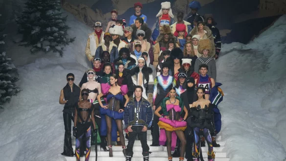 Der kanadische Schauspieler Hudson Williams (Mitte) gab bei der Modewoche in Mailand sein Deb&uuml;t auf dem Laufsteg. - &copy; Antonio Calanni/AP/dpa