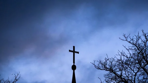 Die Evangelischen Landeskirchen in Westfalen und im Rheinland bieten jetzt Opfern von sexualisierter Gewalt eine neue externe Anlaufstelle an. (Archivbild) - &copy; Julian Stratenschulte/dpa