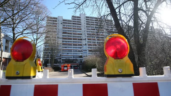 Im Jahr 2017 wurde auf Anordnung der Stadt Dortmund der Hochhauskomplex Hannibal sehr kurzfristig ger&auml;umt. Nach einem Urteil war dieser Schritt nicht n&ouml;tig. (Archivbild) - &copy; Ina Fassbender/dpa