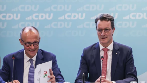 Dauerzwist kann sich die Bundesregierung im Wahljahr 2026 nicht leisten, mahnt Nordrhein-Westfalens Ministerpr&auml;sident Hendrik W&uuml;st (CDU). (Archivbild) - &copy; Oliver Berg/dpa