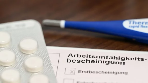 Krankheitsbedingte Fehlzeiten im Job bleiben 2025 auf erh&ouml;htem Niveau. (Archivbild) - &copy; Bernd Wei&szlig;brod/dpa