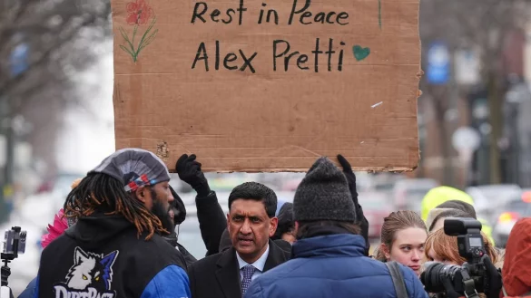 Die t&ouml;dlichen Sch&uuml;sse in Minneapolis lassen die Wut auf Trumps Regierung hochkochen. - &copy; Adam Gray/AP/dpa