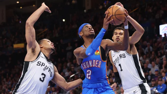 Oklahomas Shai Gilgeous-Alexander (M) erzielte 34 Punkte gegen die Spurs. - &copy; Nate Billings/AP/dpa
