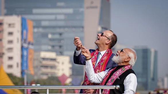 Merz und Modi ziehen beim Drachenfestival an einem Strang. - &copy; Kay Nietfeld/dpa