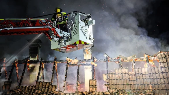 In Hagen brennen in der Silvesternacht drei Dachst&uuml;hle. Die L&ouml;scharbeiten gestalten sich schwierig. - &copy; Alex Talash/dpa