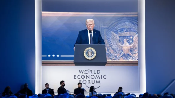 Voriges Jahr nur auf der Leinwand, diesmal wieder pers&ouml;nlich: US-Pr&auml;sident Trump auf dem Weltwirtschaftsforum. (Archivbild) - &copy; Laurent Gillieron/KEYSTONE/dpa