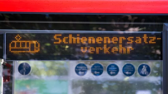 Im Schienenersatzverkehr m&uuml;ssen Pendler laut einer Analyse von Pro Bahn in velen F&auml;llen die doppelte Zeit einplanen gegen&uuml;ber dem Zug. (Symbolbild) - &copy; Friso Gentsch/dpa