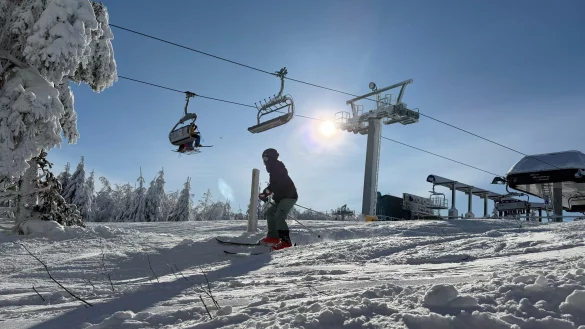 Dicke Schneepolster auf den Pisten: Die Skibedingungen im Sauerland bleiben auch im Februar gut. (Archivfoto) - &copy; Wolf von Dewitz/dpa