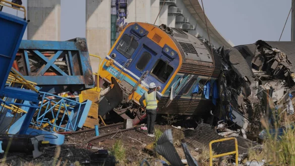 Zahlreiche Teams waren an den Bergungsarbeiten beteiligt. - &copy; Sakchai Lalit/AP/dpa