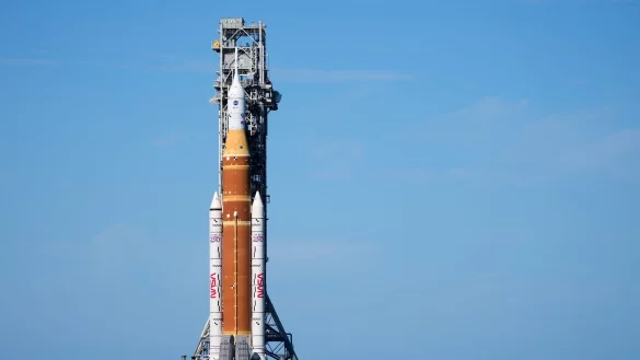 Zun&auml;chst zu Testzwecken hat die Nasa das Raketensystem auf den Startplatz gebracht. - &copy; John Raoux/AP/dpa