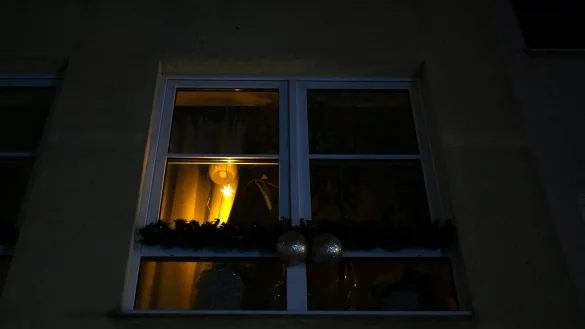 In Berlins S&uuml;dwesten m&uuml;ssen Tausende Menschen aktuell ohne Strom auskommen - sie nutzen etwa batteriebetriebene Lampen. - &copy; Elisa Schu/dpa