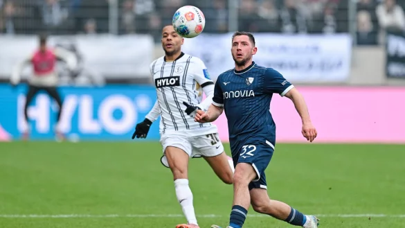 Maximilian Wittek (r) verl&auml;ngerte seinen Vertrag beim VfL Bochum. - &copy; Uwe Anspach/dpa