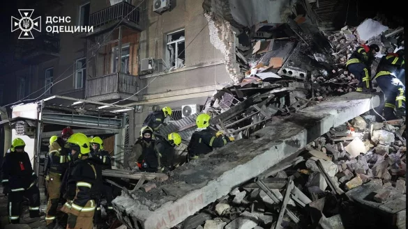Rettungskr&auml;fte suchen in Odessa nach Versch&uuml;tteten. - &copy; Uncredited/Ukrainian Emergency Service/AP/dpa