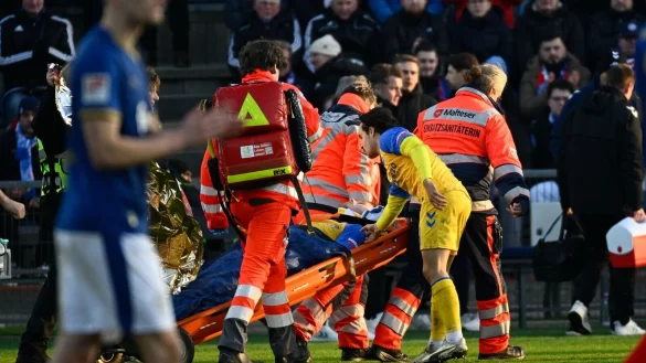 Paderborns Spieler Calvin Brackelmann wird nach einer Verletzung von Sanit&auml;tern auf einer Trage vom Spielfeld gebracht. - &copy; Gregor Fischer/dpa