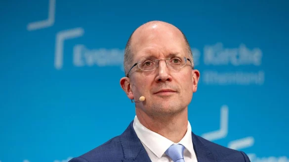 Die rheinische evangelische Kirche plant eine Finanzstrategie mit Millionen-Einsparungen. Die Kirche wolle jedoch trotz ihrer Geldprobleme f&uuml;r die Menschen da sein, so Pr&auml;ses Thorsten Latzel. (Archivbild) - &copy; Thomas Banneyer/dpa