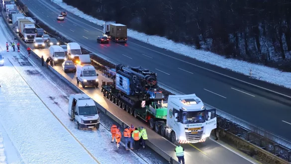 Ein liegengebliebener Lastwagen hat auf der Autobahn 3 zu einem langen Stau gef&uuml;hrt. - &copy; Sascha Thelen/dpa