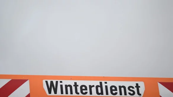 Ein Winterdienst-Fahrzeug - solche Fahrzeuge sind in Leopoldsh&ouml;he wohl nicht mehr allzu voll beladen. (Symbolbild) - &copy; Bernd Wei&szlig;brod/dpa