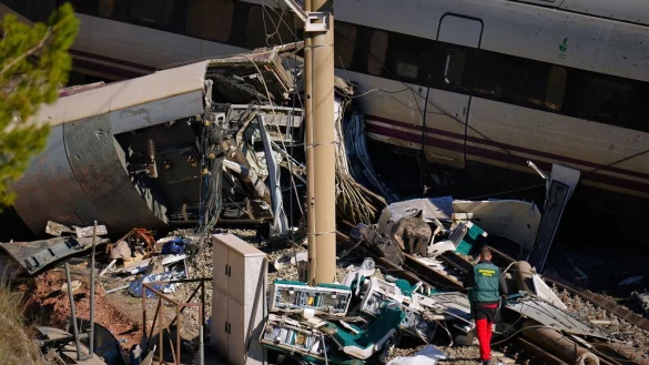 Von einigen Waggons der im S&uuml;den Spaniens verungl&uuml;ckten Hochgeschwindigkeitsz&uuml;ge blieben nur Tr&uuml;mmer &uuml;brig. - &copy; Manu Fernandez/AP/dpa