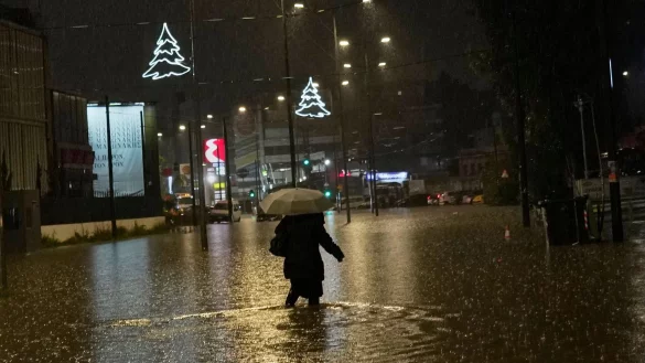 Der Sturm richtete in verschiedenen L&auml;ndern des Mittelmeers - wie hier in Griechenland - erhebliche Sch&auml;den an. - &copy; Petros Giannakouris/AP/dpa