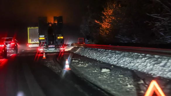 Auf mehreren Autobahnen wie hier auf der A4 bei Olpe bleiben Lastwagen stecken. - &copy; Christoph Reichwein/dpa