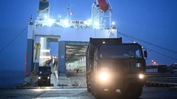 Erste Milit&auml;rfahrzeuge sind in Emden angekommen. - &copy; Lars Penning/dpa