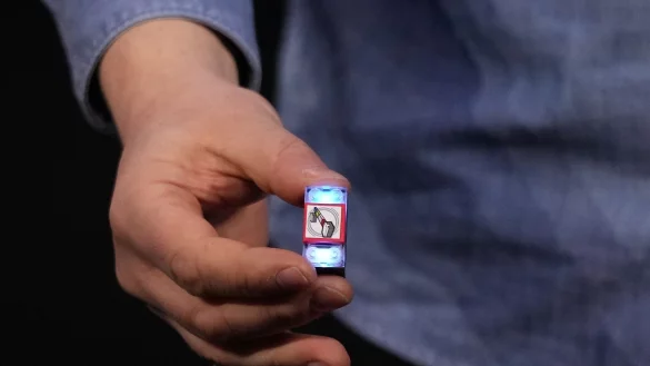 Der &laquo;Lego Smart Brick&raquo; verf&uuml;gt &uuml;ber einen Lautsprecher, LED-Leuchten und einen winzigen Chip, der andere Smart Bricks und Minifiguren erkennen und mit ihnen interagieren kann. - &copy; Abbie Parr/AP/dpa