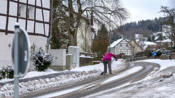 Nicht nur in der Eifel musste Schnee geschippt werden. - &copy; Thomas Banneyer/dpa