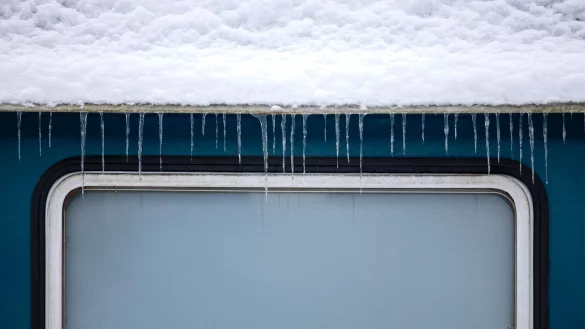 Eiszapfen an einem alten Eisenbahnwaggon in der Eifel - &auml;hnlich viele Eiszapfen d&uuml;rften am Wochenende vielerorts in NRW zu sehen sein. - &copy; Thomas Banneyer/dpa