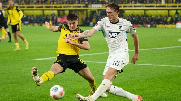 Aaron Anselmino (l) soll vor einer R&uuml;ckkehr zum FC Chelsea stehen. (Archivbild) - &copy; Bernd Thissen/dpa
