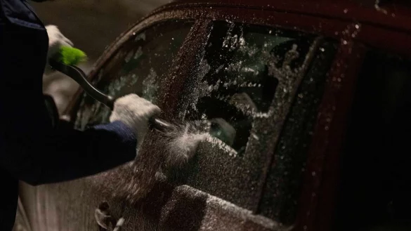 In Sachsen waren die Autos am Dienstag vereist. - &copy; Daniel Wagner/dpa