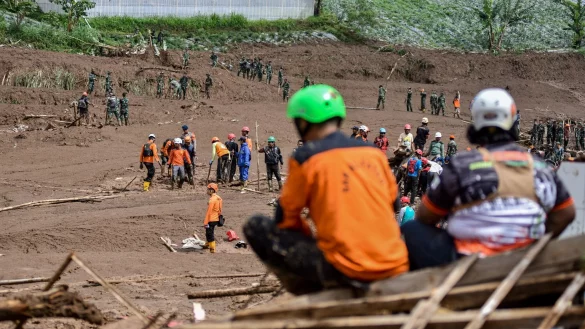 Einsatzkr&auml;fte bargen zwei Tage nach dem Ungl&uuml;ck weitere Opfer. - &copy; Dimas Rachmatsyah/ZUMA Press Wire/dpa