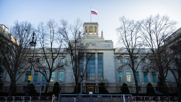 Die Beschuldigte soll Kontakt in die russische Botschaft unterhalten haben. - &copy; Christoph Soeder/dpa