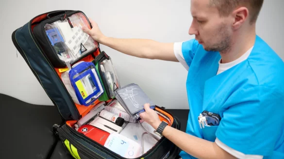 Die mobile Dihva-Au&szlig;enstelle der Hausarztpraxis passt in einen Rucksack: 50 diagnostische Werte k&ouml;nnen mit der Technik gemessen und &uuml;bermittelt werden. - &copy; Bernd Thissen/dpa