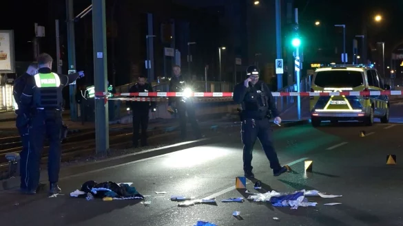 Einsatzkr&auml;fte der Polizei am Tatort. Der Fall soll von den Ermittlern umfassend untersucht werden. - &copy; Justin Brosch/dpa