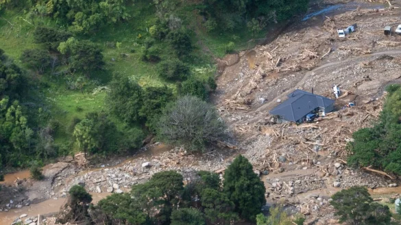 Ungl&uuml;ck auf Campingplatz: Sechs Menschen wurden laut Polizeiangaben unter den Schlammmassen versch&uuml;ttet. - &copy; Corey Fleming/Pool New Zealand Herald/AP/dpa