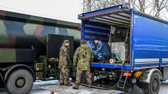 Die Bundeswehr unterst&uuml;tzt das Technische Hilfswerk bei der Betankung mit Diesel, der f&uuml;r Notstromaggregate ben&ouml;tigt wird. - &copy; Jens Kalaene/dpa