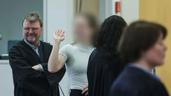 Aus den Reihen der Zuschauer kam es vor Prozessbeginn zu Sympathiebekundungen f&uuml;r die Angeklagten. - &copy; Oliver Berg/dpa