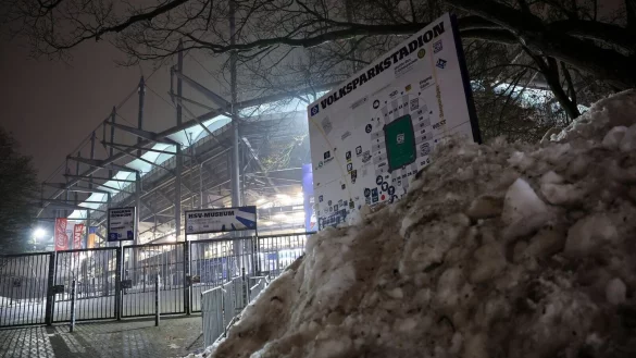 Die Bundesliga-Partie zwischen dem Hamburger SV und Bayer Leverkusen im Volksparkstadion ist wegen der Folgen des Winterwetters kurzfristig abgesagt worden. - &copy; Christian Charisius/dpa