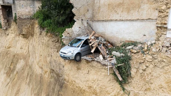Die Lage in der von einem massiven Erdrutsch bedrohten Stadt Niscemi auf Sizilien spitzt sich weiter zu. - &copy; Andrea Petrelli/IPA via ZUMA Press/dpa
