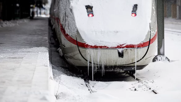 Die Bahn ger&auml;t bei Extremwetterlagen immer wieder in Bedr&auml;ngnis. (Archivbild) - &copy; Moritz Frankenberg/dpa