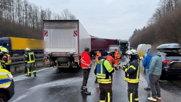 Gl&auml;tte hat auf der A44 eine Unfallserie ausgel&ouml;st. - &copy; Christian M&uuml;ller/dpa